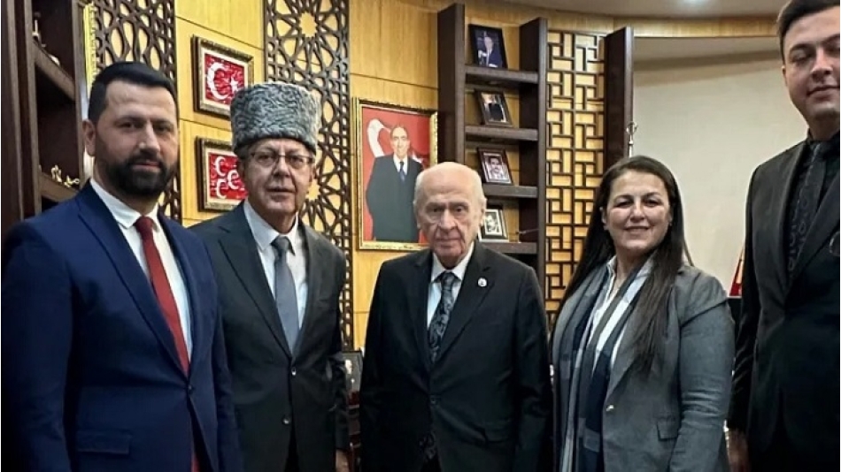 Bahçeli'ye Çerkes Kılıcı Şaşka Takdim Edildi: Oğuz Berk'ten 'Terörsüz Türkiye' Vurgusu